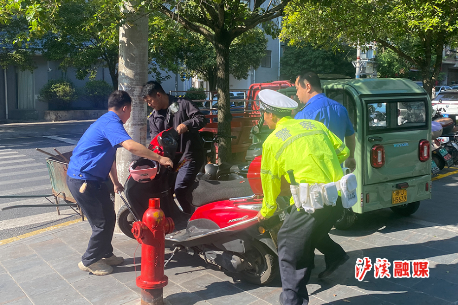 交警整治电动车摩托车 (1).jpg 交警整治电动车摩托车 (1).jpg