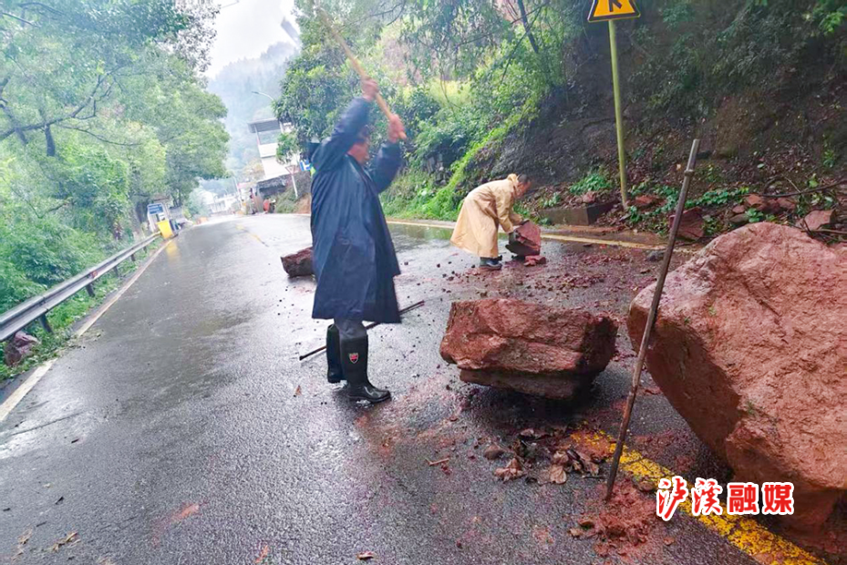 潭溪镇清除道路隐患.jpg 潭溪镇清除道路隐患.jpg