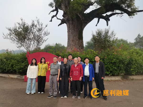 全员在红军树前合影