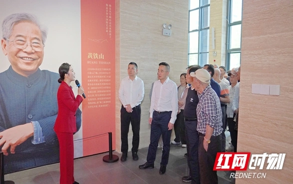 邵阳市人大常委会机关组织离退休老同志赴洞口开展考察调研活动