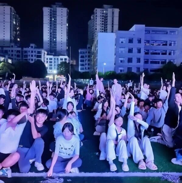 警校联动守护未来!新宁公安开展法治安全主题宣传活动
