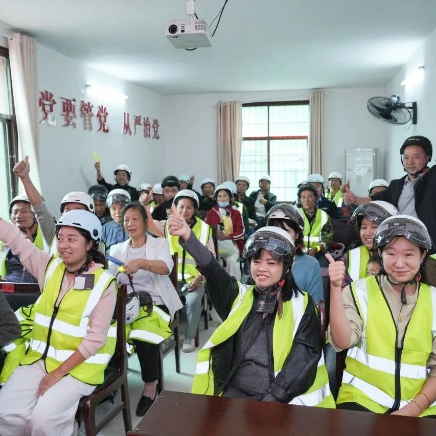 冷水江：宣传送到家门口！交警入社区筑牢国道沿线安全防线