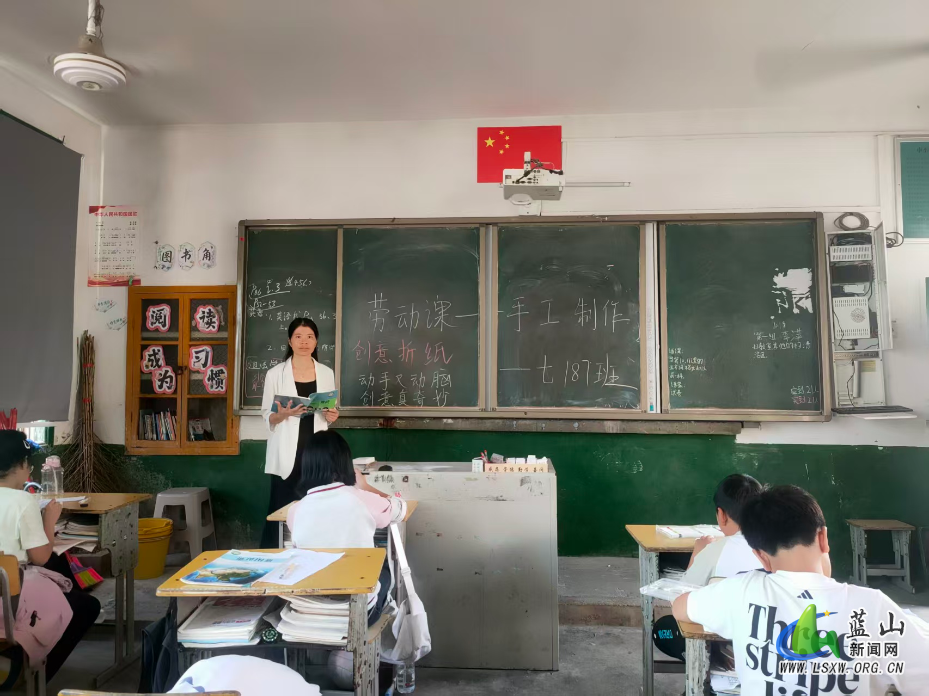 龙溪学校开展创意折纸劳动实践活动.png 龙溪学校开展创意折纸劳动实践活动.png