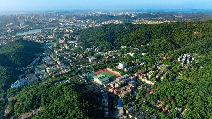 山影里的湖南大学