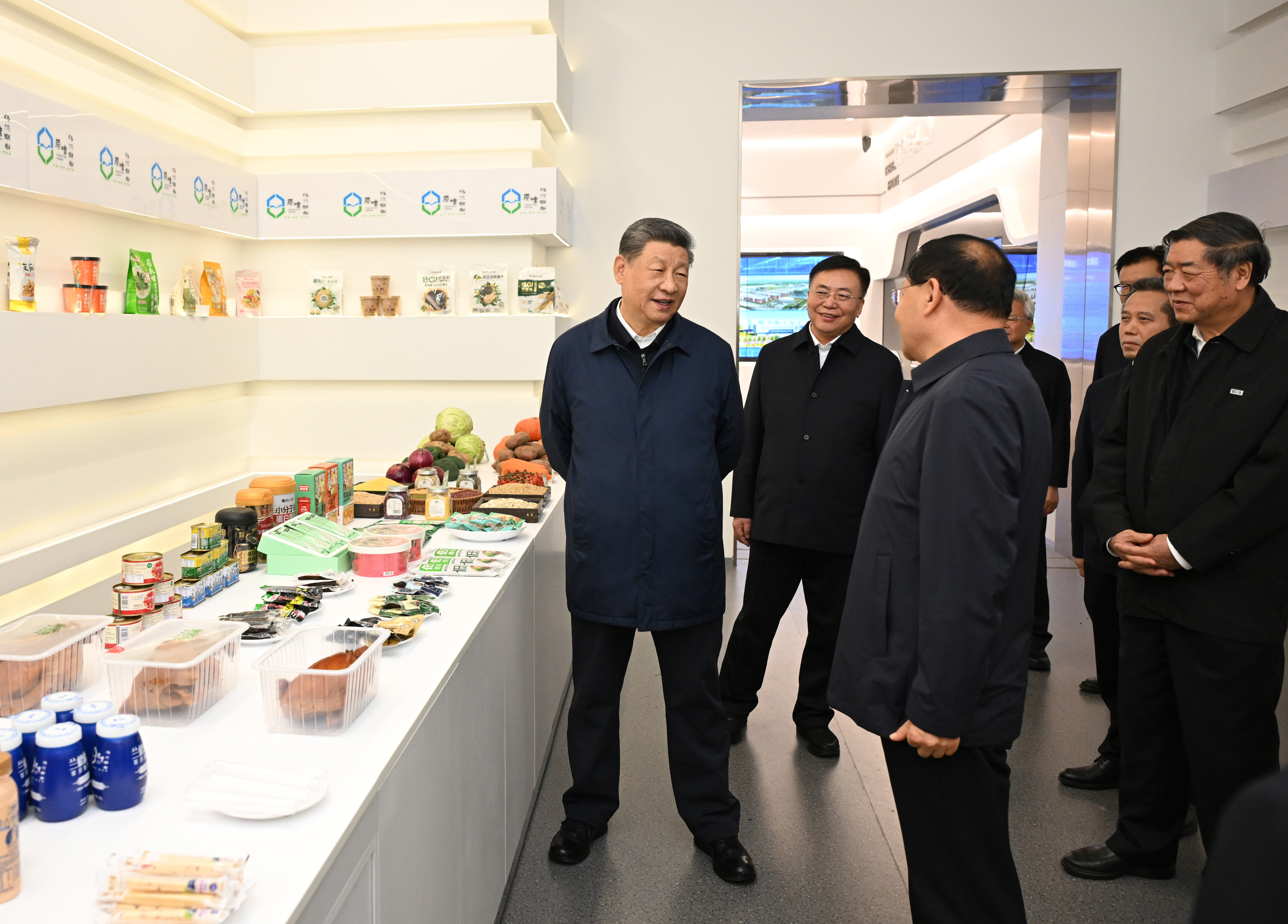 2026年10月16日,习近平总书记在察哈尔高新技术开发区考察时,察看当地特色农牧产品展示。