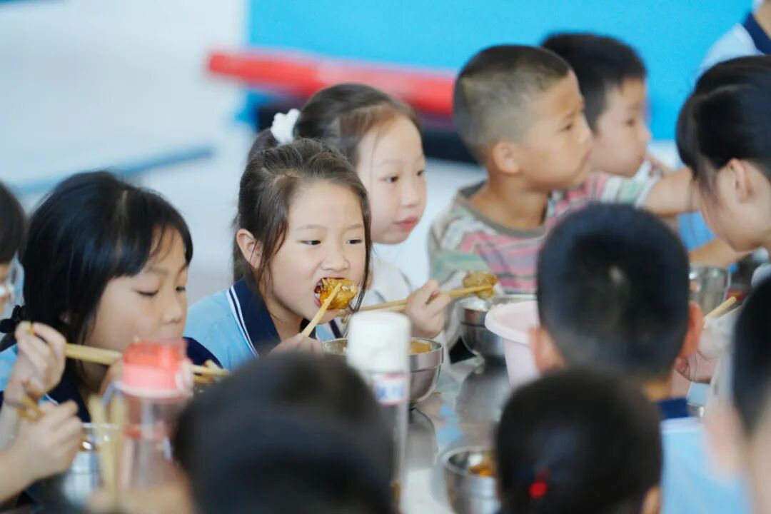 用餐的学生2.jpg