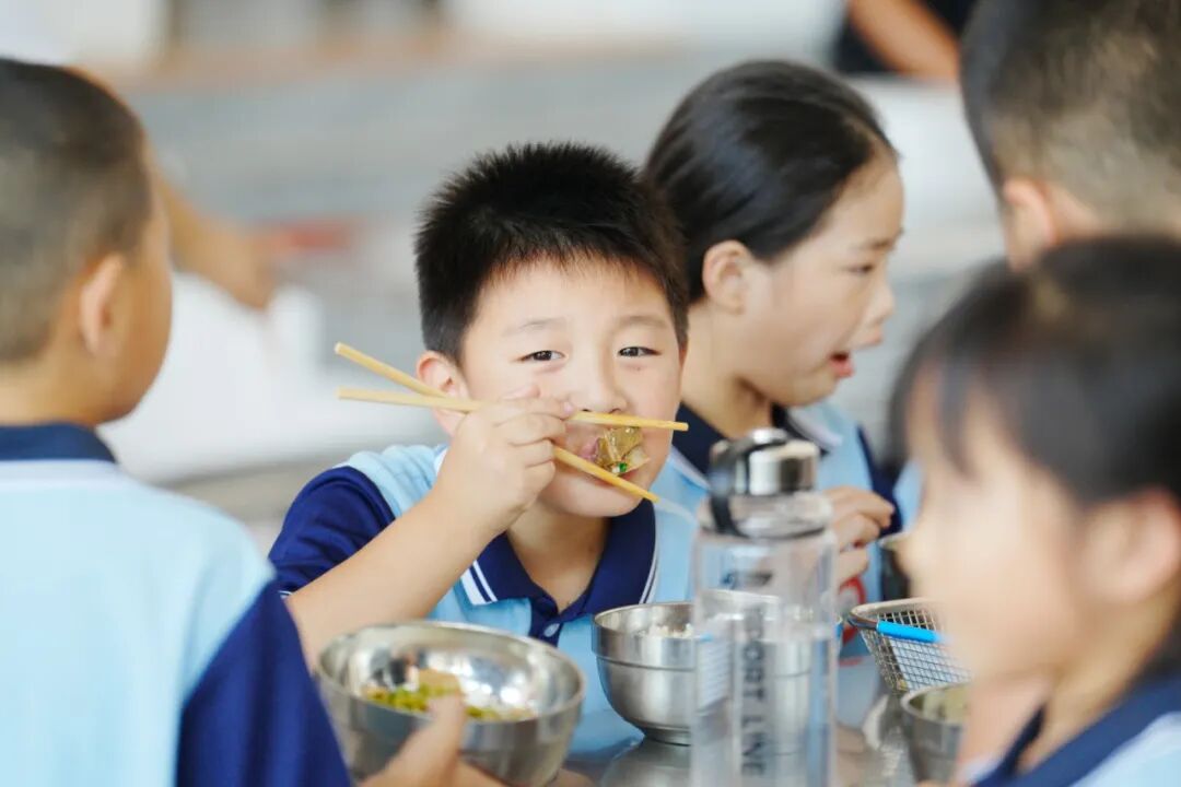 用餐的学生1.jpg