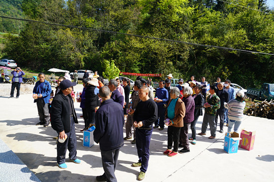 图为：为受灾群众发放物资.JPG