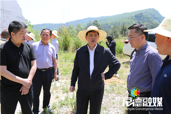 热市镇山河村村民黄宗国,妻子和儿子都患有二级残疾,因残致贫.