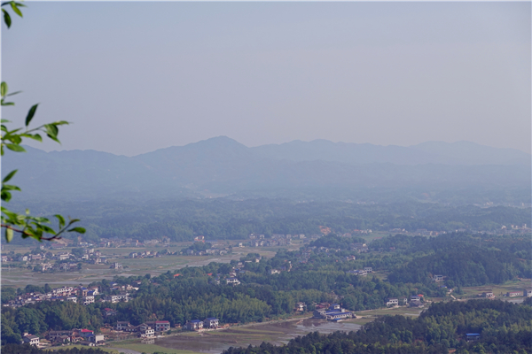 农舍依山傍水而建.JPG