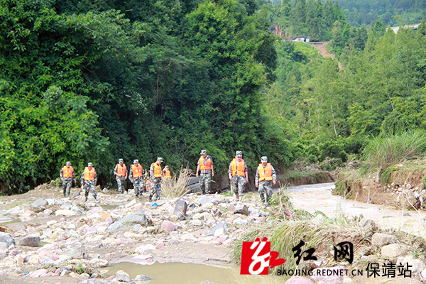 武警、民兵沿河进行全覆盖地毯式搜救.JPG