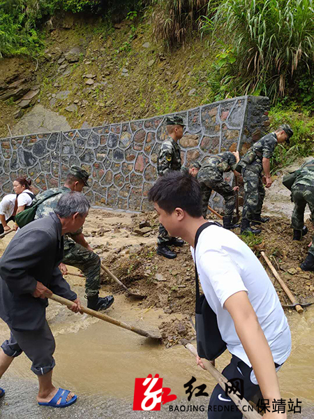 灾情发生后,村民、武警、乡镇村干部一起参与清理山体滑坡地段.JPG