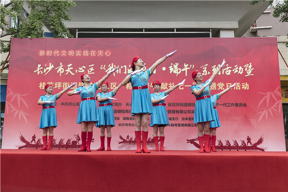 银桂苑社区居民表演《社会主义核心价值观》，向居民群众传播正能量。.JPG