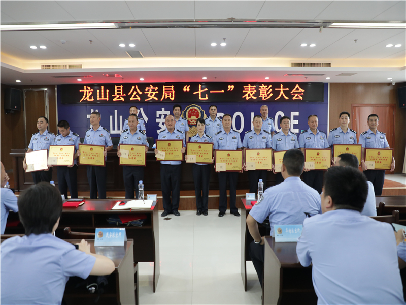 知识答题赛获奖者.JPG