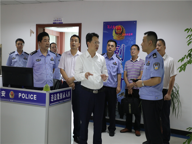 实地视察交通指挥中心.JPG