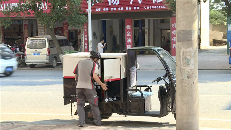 被汗水浸湿的“快递小哥”.JPG