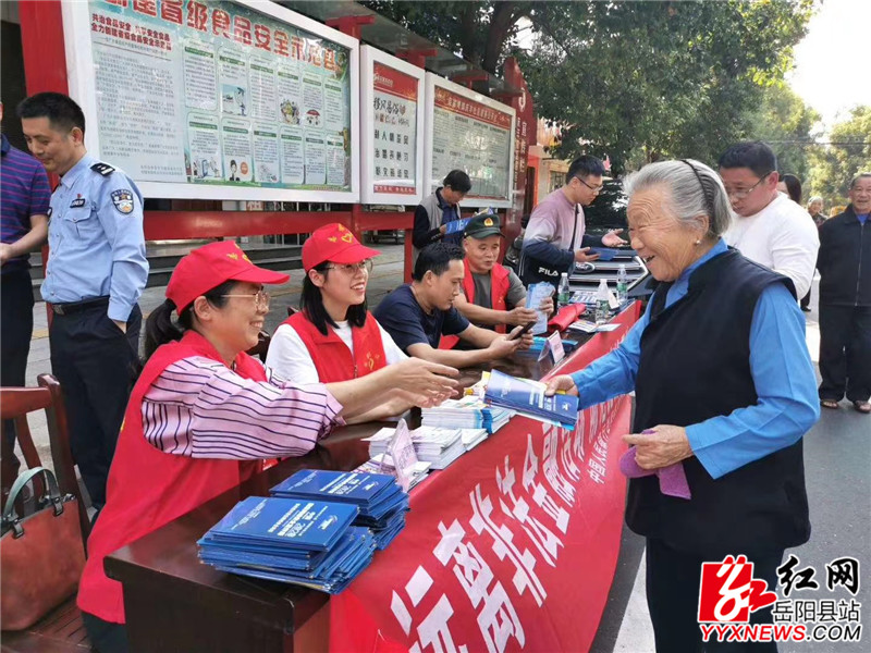 反诈宣传进社区  筑牢安全“防火墙” (2).JPG