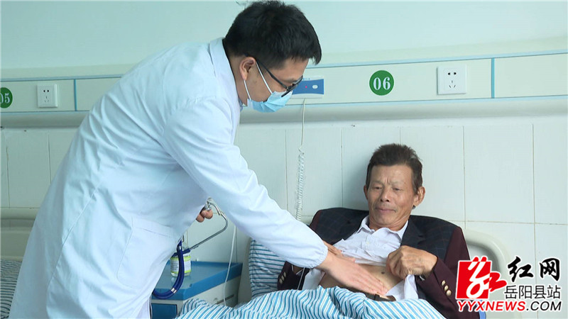 屈家东医师为患者检查身体.JPG