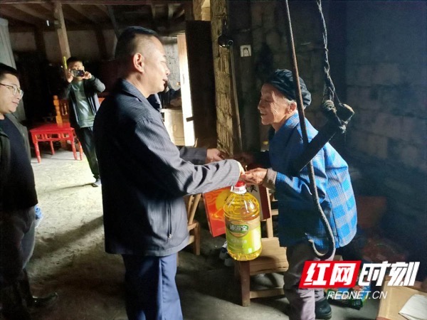 湖南省档案馆驻村工作队向新光村422户村民发放月饼