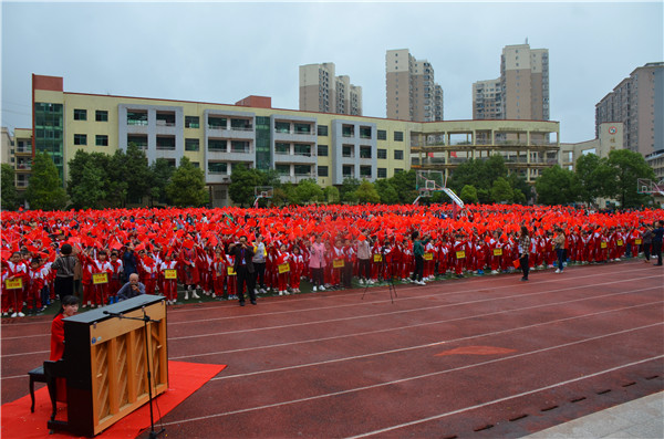 桂阳士杰学校举行升旗仪式教育活动