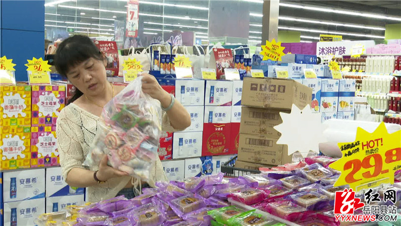 市民买月饼.JPG