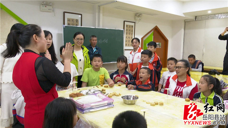 小朋友们在学唱童谣.JPG