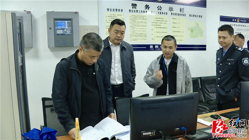 检查组查看日常检查台账登记情况.JPG