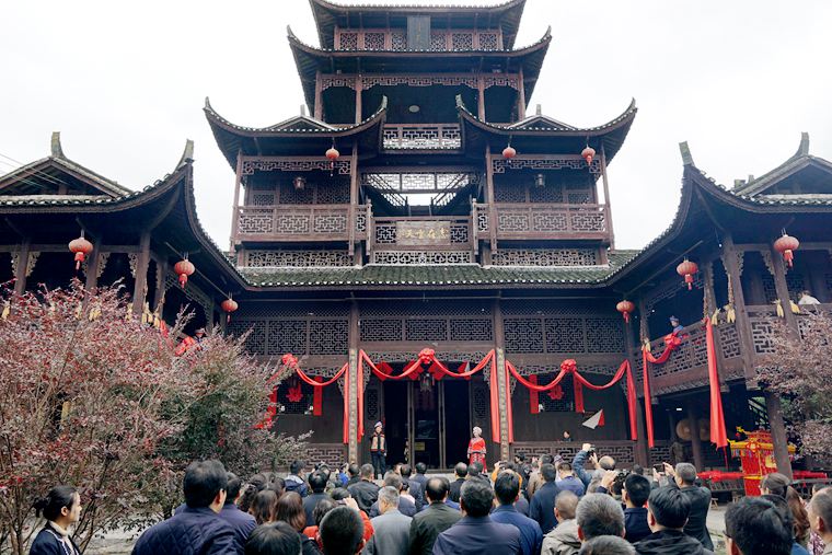 参观惹巴拉景区土家族冲天楼