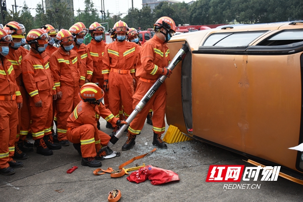 图1：使用液压顶杆顶撑汽车.JPG