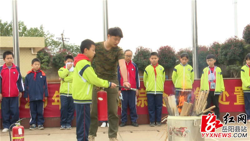 学生进行灭火实际操作000001.JPG