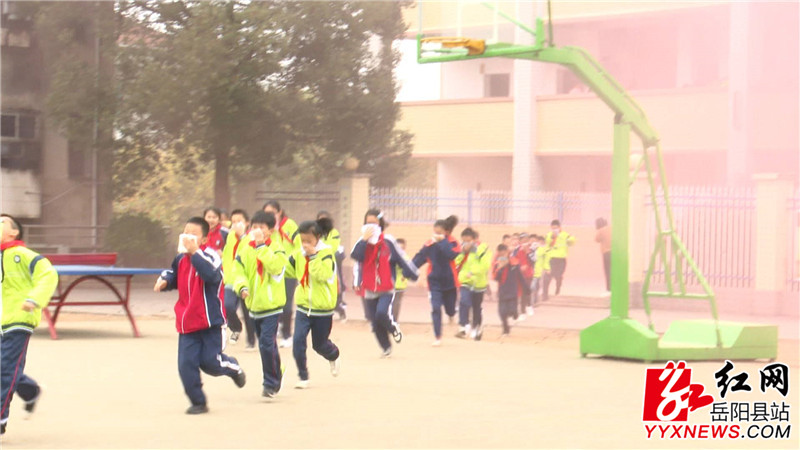 学生紧急疏散.JPG