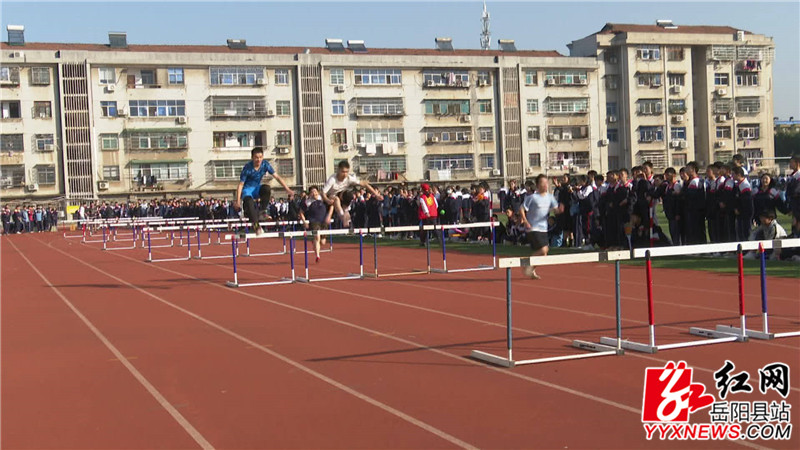 男子100米跨栏比赛现场.JPG