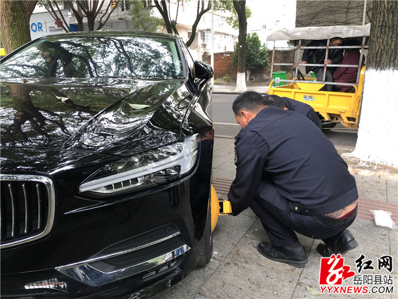 对非法占压盲道车辆进行查处.JPG