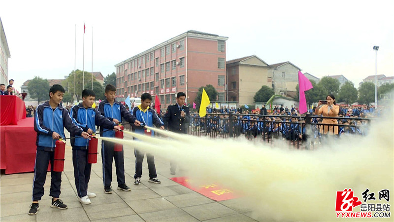 学生们现场参与消防器材使用 (5).JPG