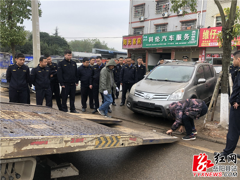 对长期违规停放的“僵尸”车，依法予以拖离和取缔行动现场.JPG
