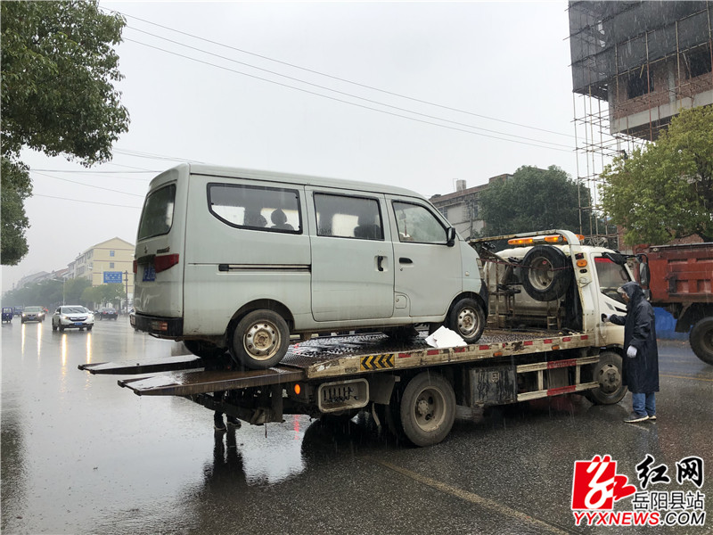 对长期违规停放的“僵尸”车，依法予以拖离和取缔.JPG