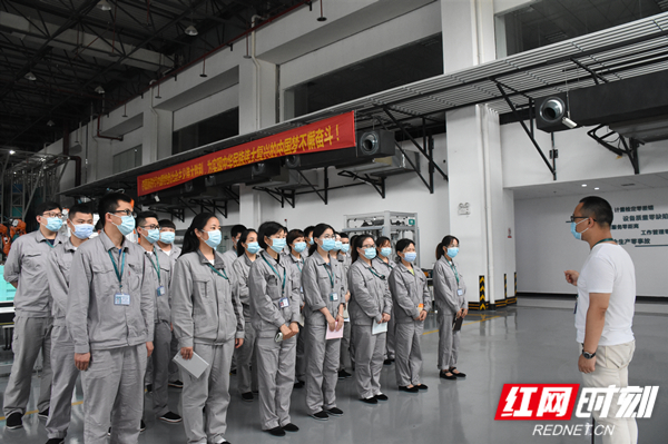 该中心技术人员邹宇在生产线场为作业人员培训安全生产要点.JPG