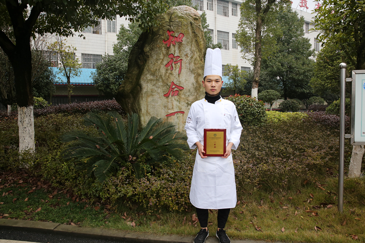 中餐熱菜省一等獎(jiǎng)獲得者柳花濤.JPG