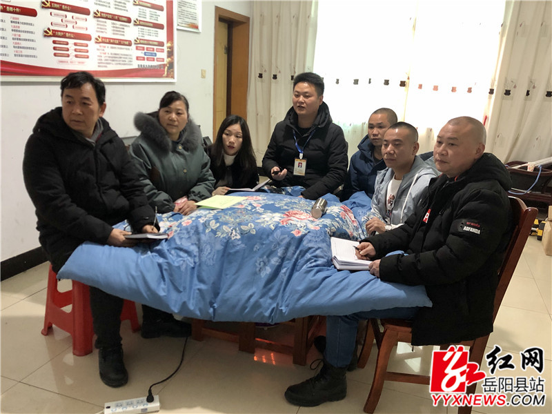 毛田镇中兴村集中观看《江山如此多娇》.JPG
