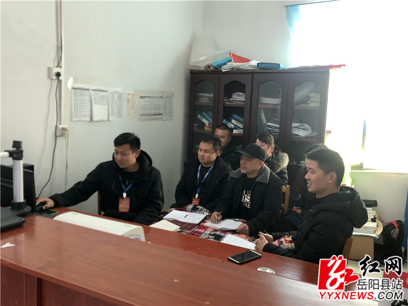 张谷英镇芭蕉村 集中观看《江山如此多娇》.JPG