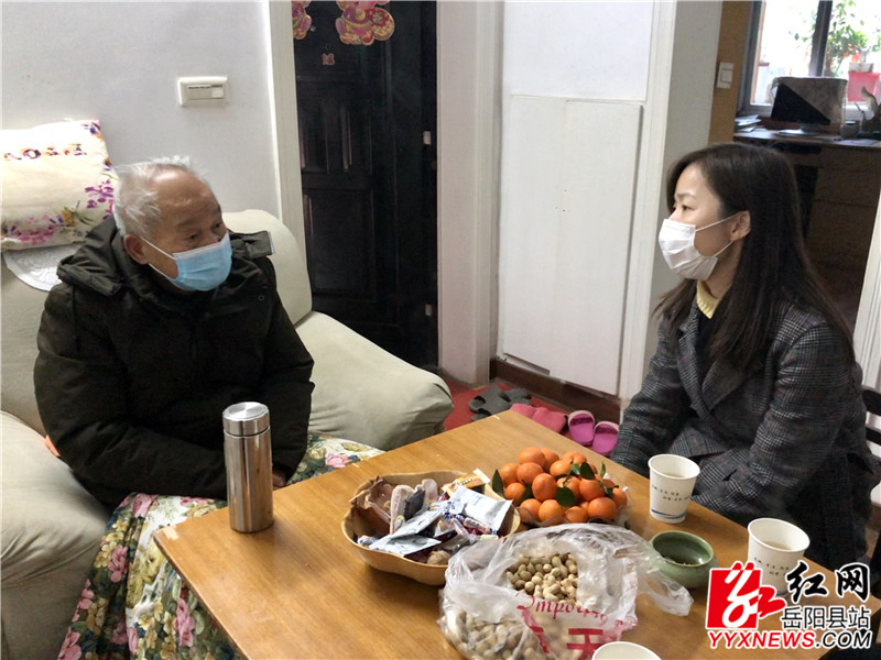 苏红琳在省级劳模龚壤山家中，与老人家亲切交谈.JPG