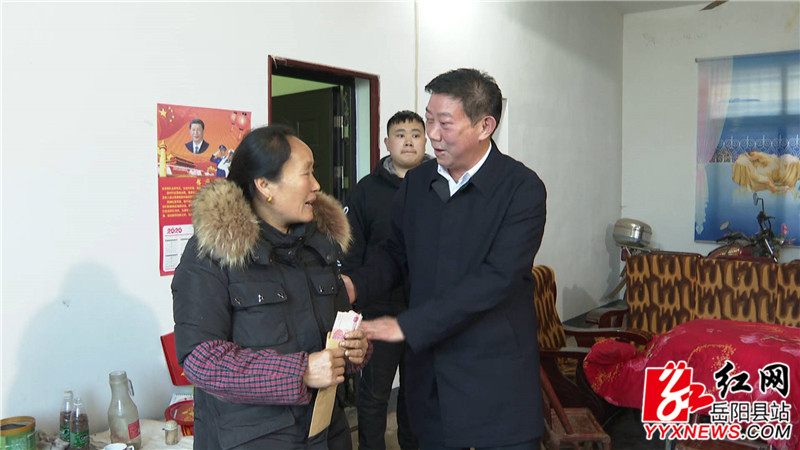 袁陆保走访慰问困难群众卢六霞.JPG