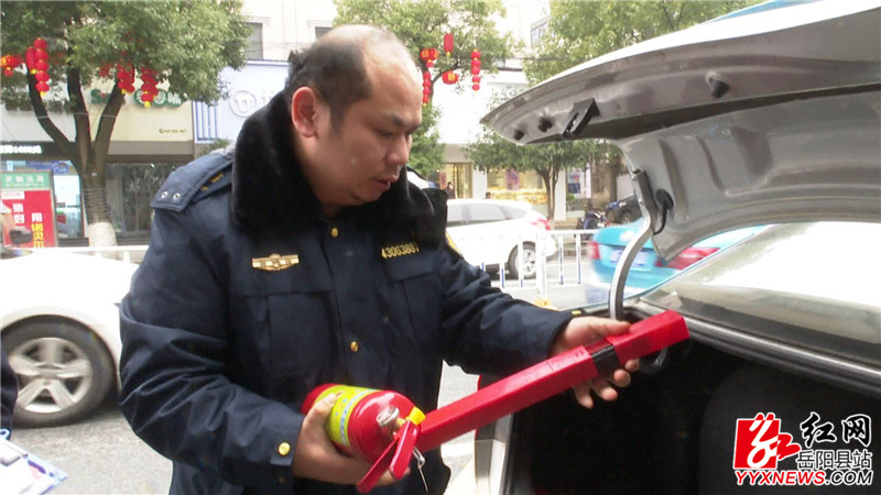 执法人员检查出租车消防设施.JPG