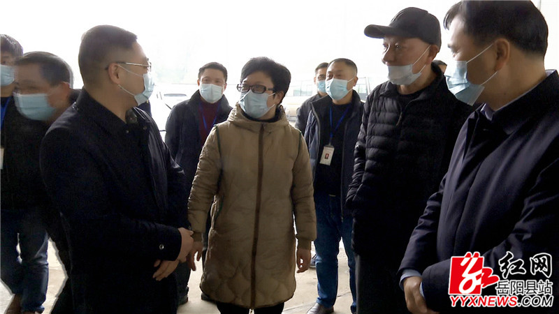 彭碧芳听取城北加油站负责人情况介绍.JPG