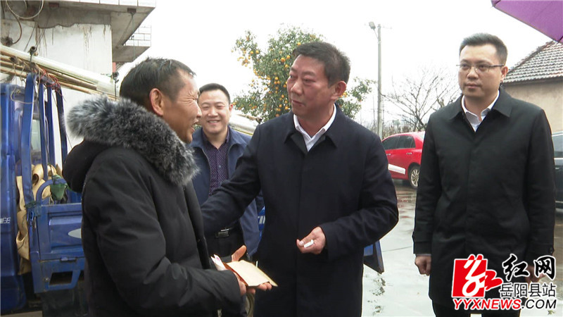 袁陆保走访慰问困难群众周小旭.JPG