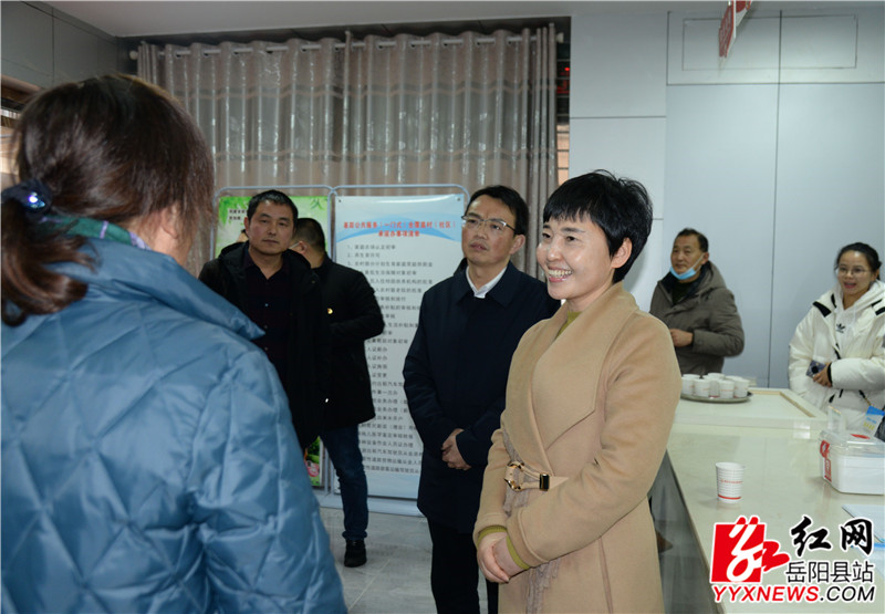 马娜了解离任社区党总支部书记孙五知生活情况.JPG
