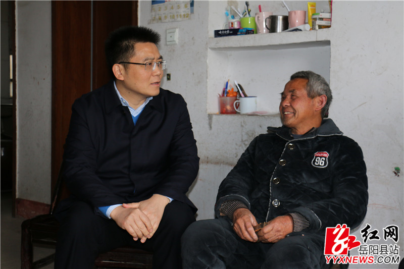 肖湘晖与老党员交流.JPG