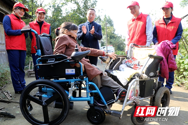 肢残人黄妹英坚强的从老轮椅向新轮椅转移.JPG