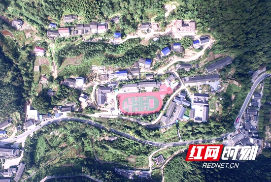 学校与风景浑然一体。.JPG