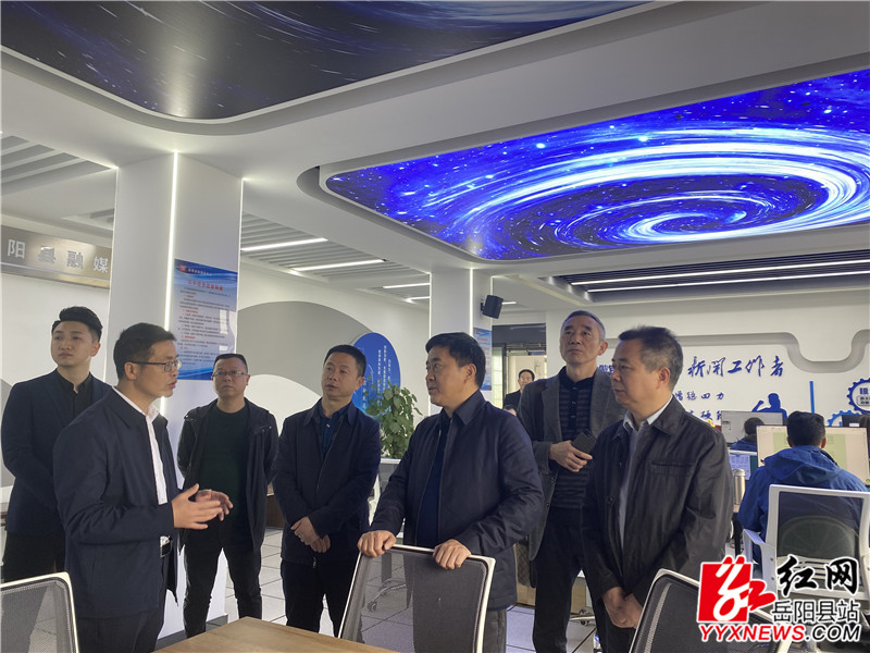 检查组参观县融媒体中心.JPG